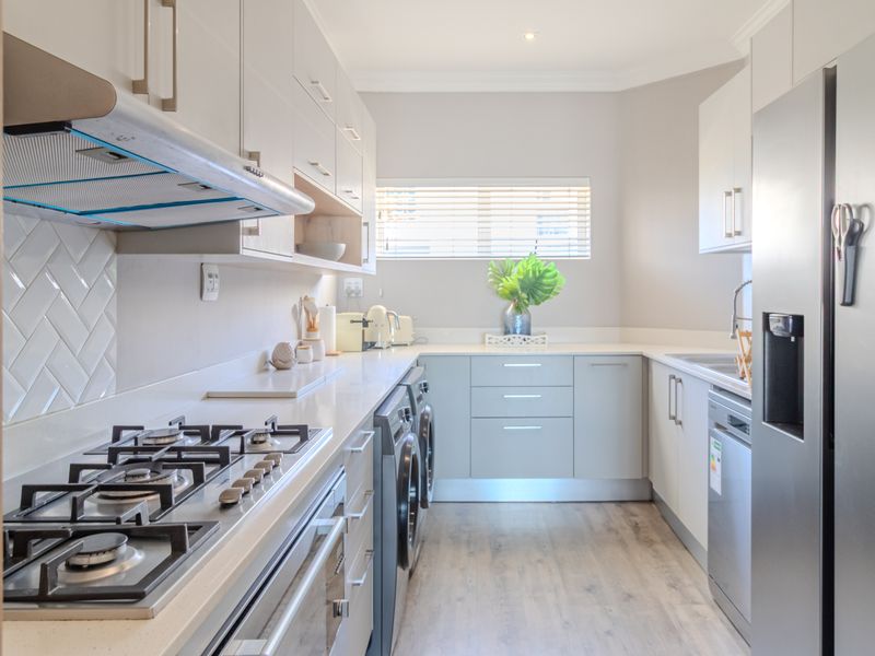 Fully Furnished Luxury Apartment with Spectacular Ocean and Table Mountain Views - Photo 10