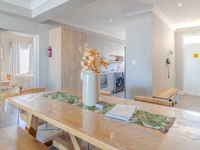 Fully Furnished Luxury Apartment with Spectacular Ocean and Table Mountain Views - Photo 8