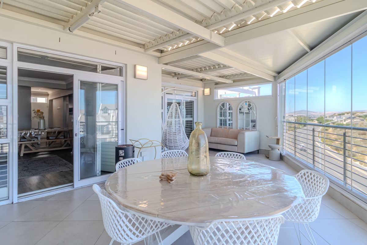 Fully Furnished Luxury Apartment with Spectacular Ocean and Table Mountain Views - Photo 3