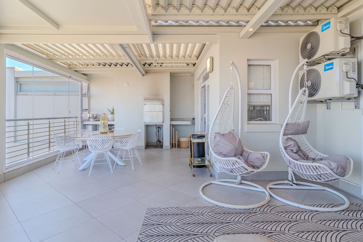 Fully Furnished Luxury Apartment with Spectacular Ocean and Table Mountain Views - Photo 4