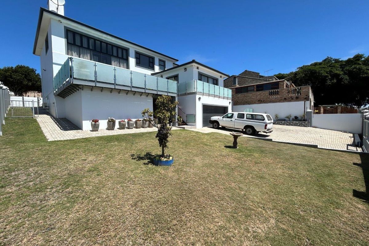 SPACIOUS  UPMARKET  HOME WITH ITS OWN LIFT ,AND PERMANENT STUNNING SEA AND MOUNTAIN VIEWS - Photo 3