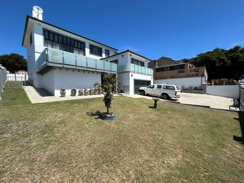 SPACIOUS  UPMARKET  HOME WITH ITS OWN LIFT ,AND PERMANENT STUNNING SEA AND MOUNTAIN VIEWS - Photo 3