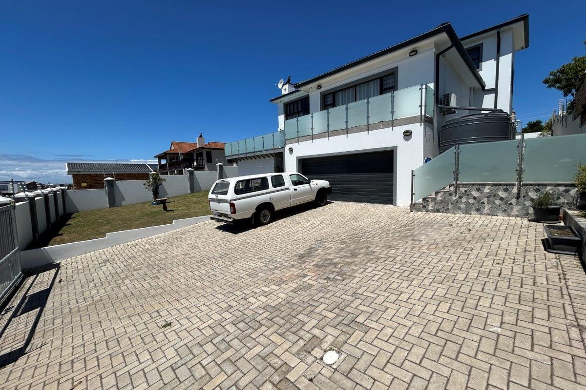 SPACIOUS  UPMARKET  HOME WITH ITS OWN LIFT ,AND PERMANENT STUNNING SEA AND MOUNTAIN VIEWS - Photo 4