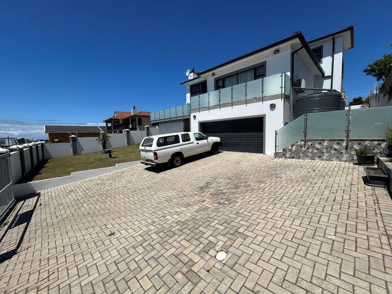 SPACIOUS  UPMARKET  HOME WITH ITS OWN LIFT ,AND PERMANENT STUNNING SEA AND MOUNTAIN VIEWS - Photo 4