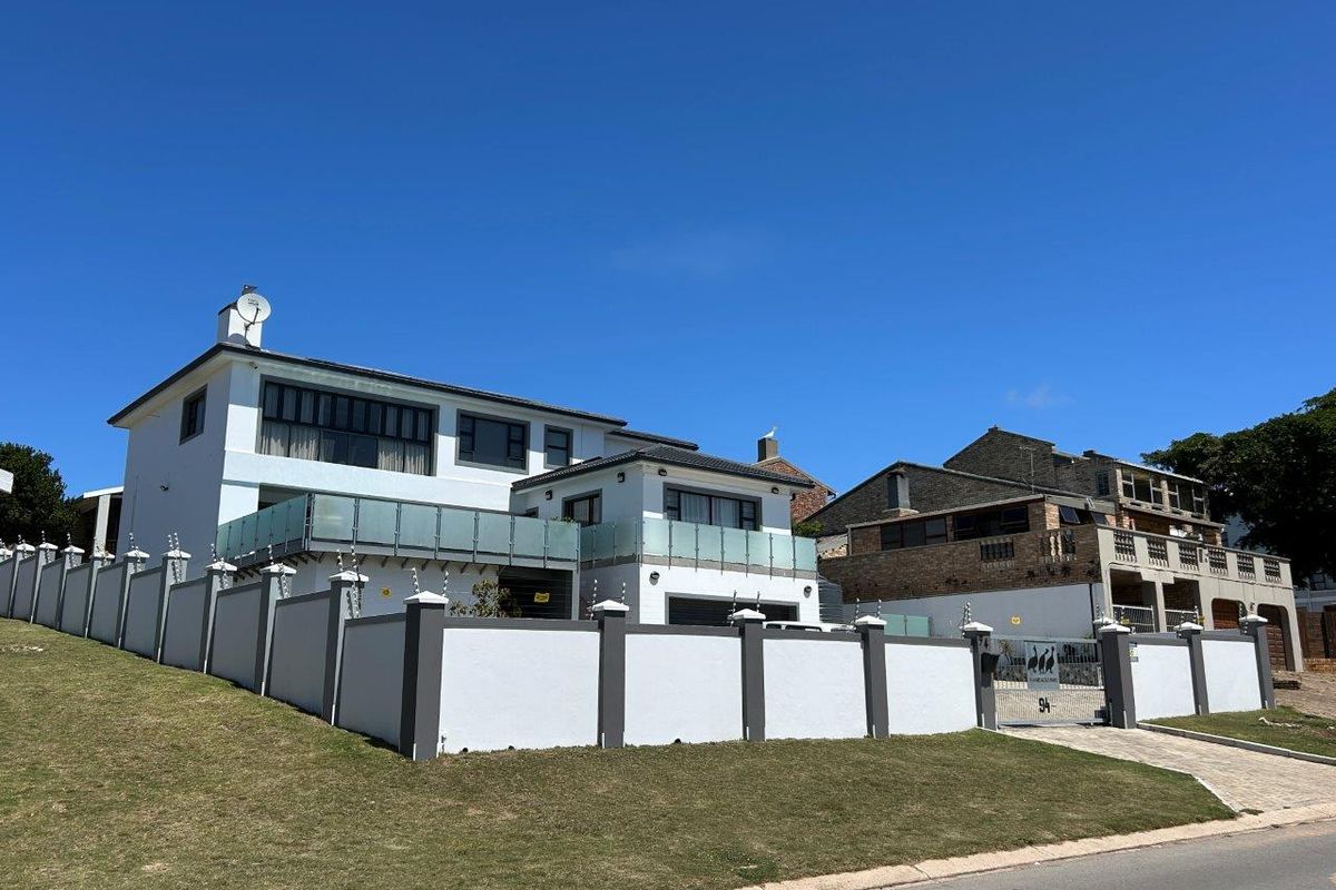 SPACIOUS  UPMARKET  HOME WITH ITS OWN LIFT ,AND PERMANENT STUNNING SEA AND MOUNTAIN VIEWS - Photo 2