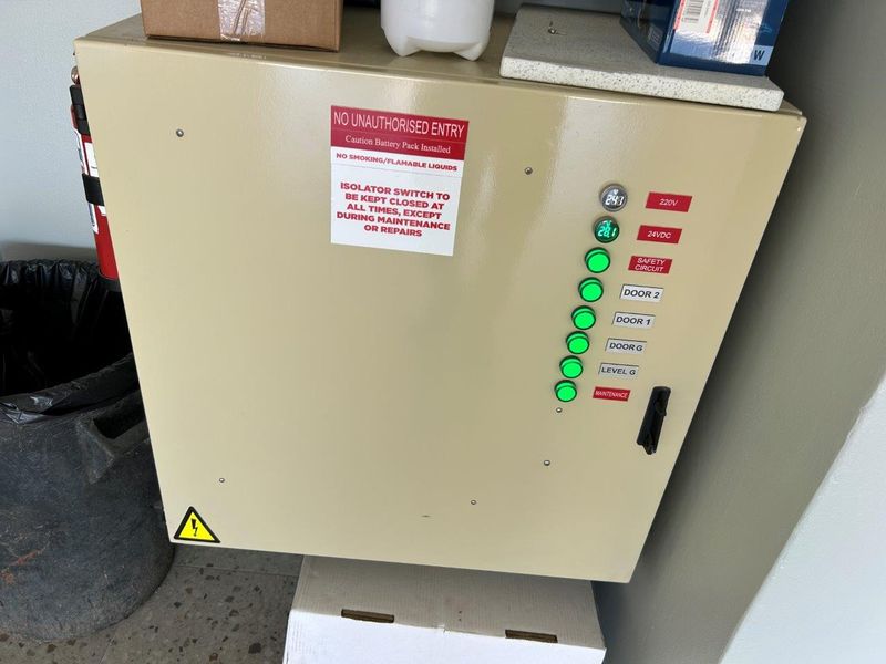 SPACIOUS  UPMARKET  HOME WITH ITS OWN LIFT ,AND PERMANENT STUNNING SEA AND MOUNTAIN VIEWS - Photo 8