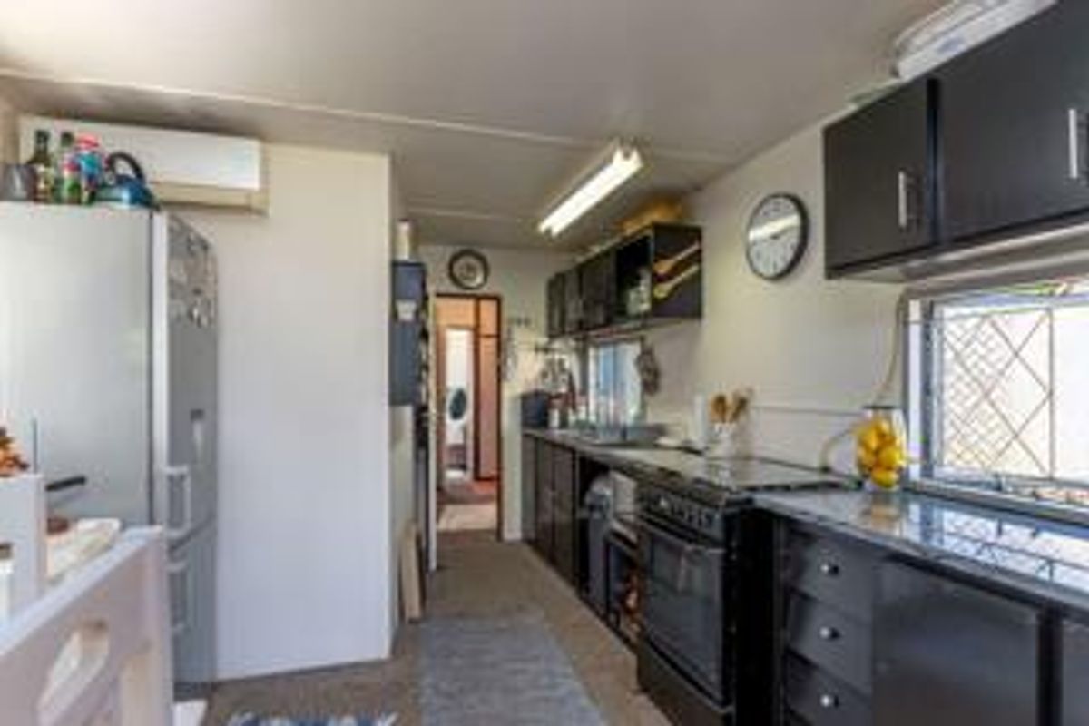 IMMACULATE UNIT FOR SALE - WITH CHARACTER - Photo 4