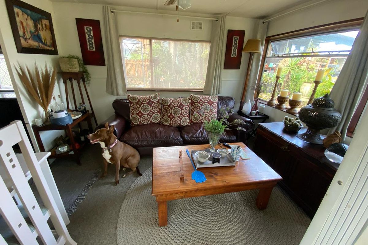 IMMACULATE UNIT FOR SALE - WITH CHARACTER - Photo 2