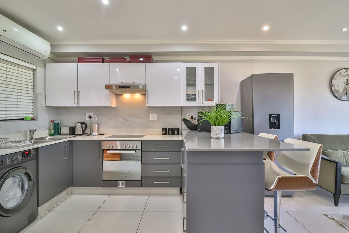 Immaculate 2 Bedroom Apartment for Sale in Umhlanga - Photo 2