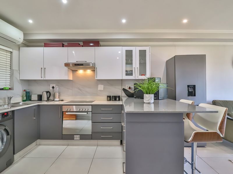 Immaculate 2 Bedroom Apartment for Sale in Umhlanga - Photo 2