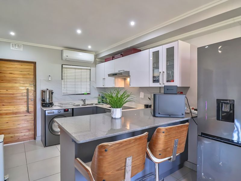 Immaculate 2 Bedroom Apartment for Sale in Umhlanga - Photo 6