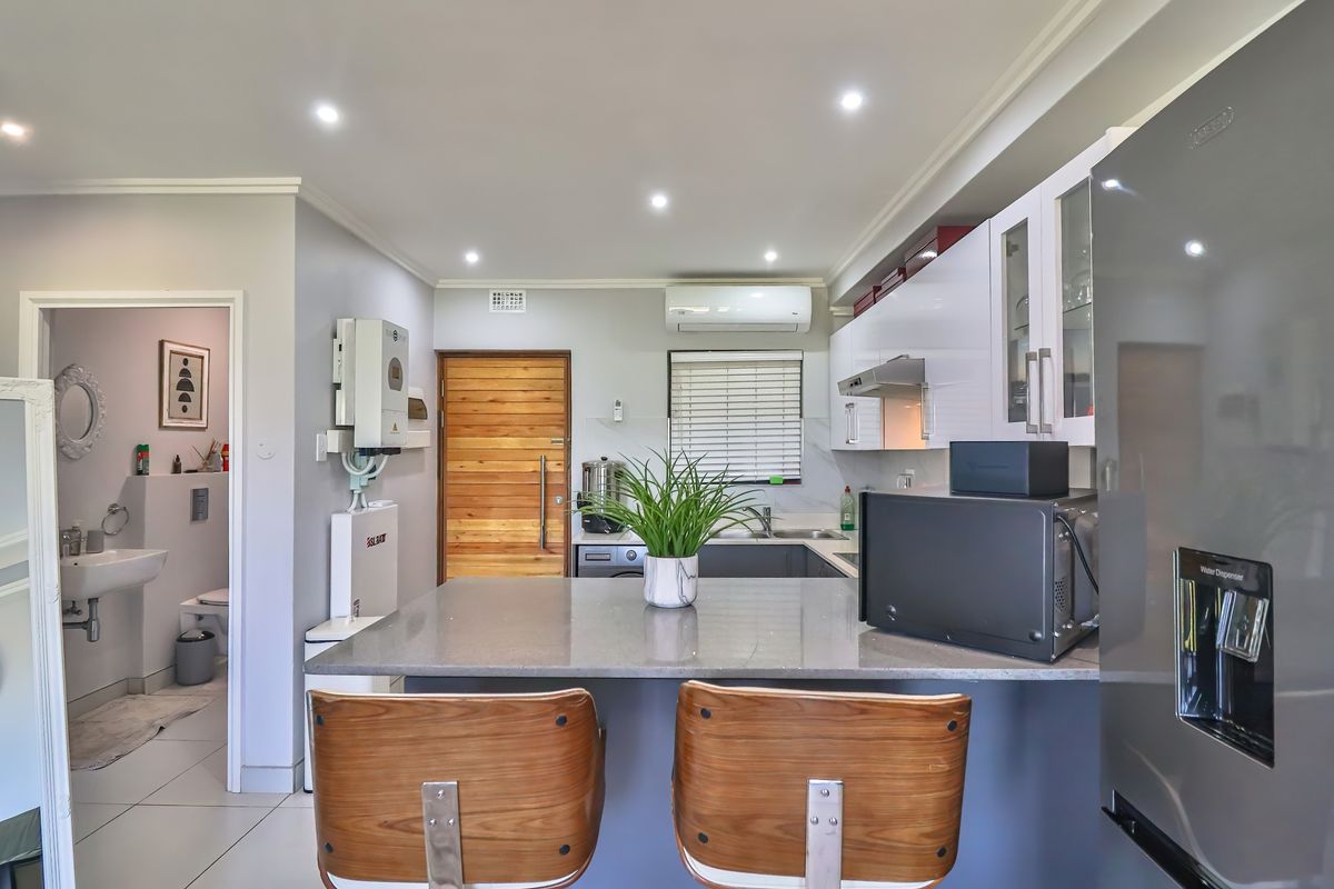 Immaculate 2 Bedroom Apartment for Sale in Umhlanga - Photo 5