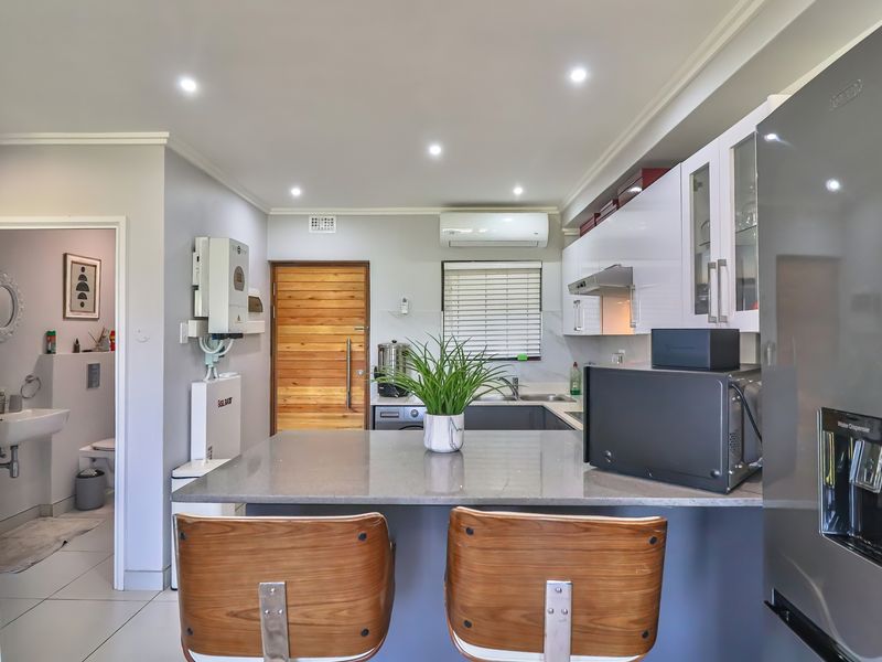 Immaculate 2 Bedroom Apartment for Sale in Umhlanga - Photo 5