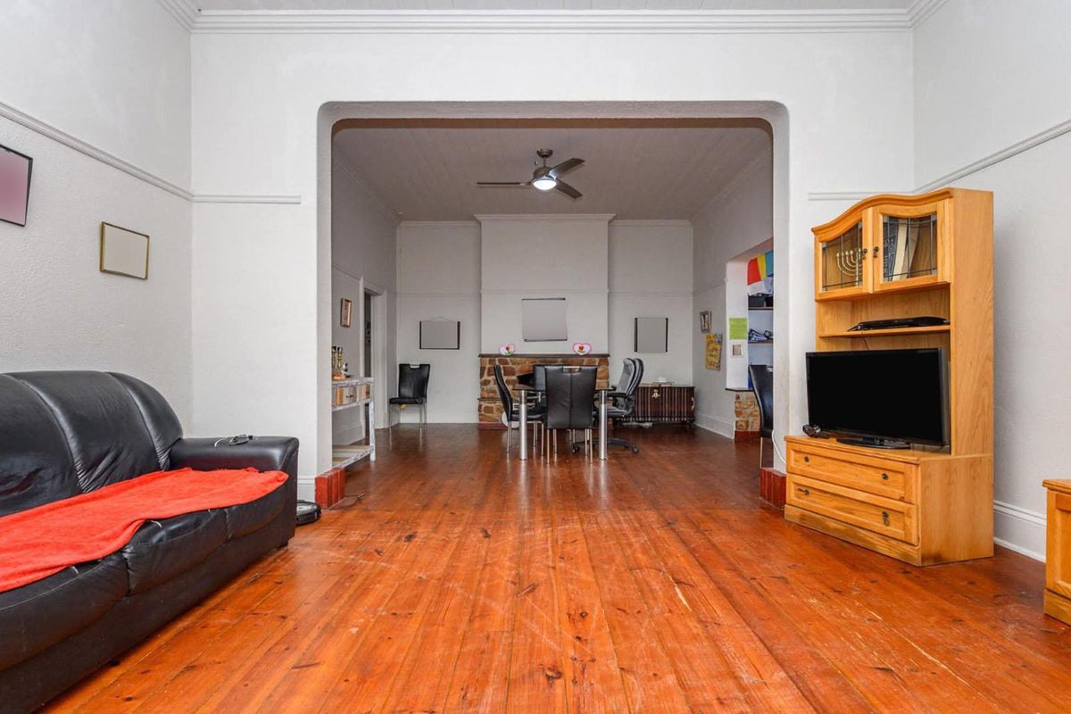 CENTRAL 4 BED 2 BATH HOUSE FOR SALE - Photo 2