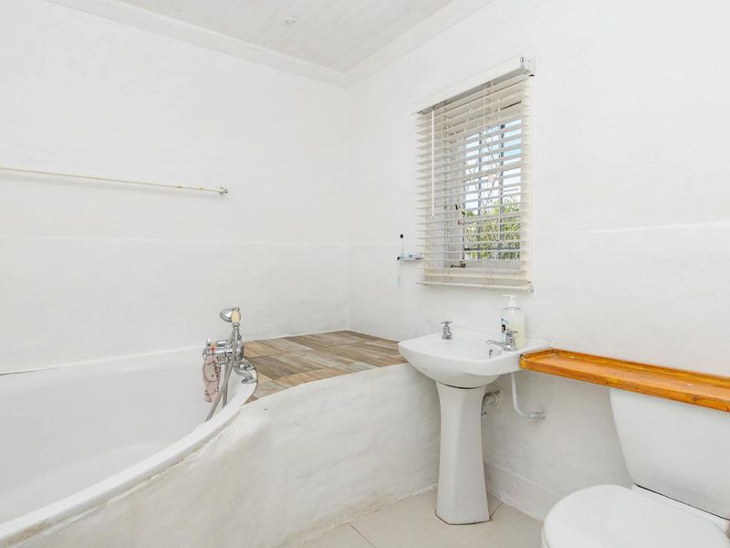 CENTRAL 4 BED 2 BATH HOUSE FOR SALE - Photo 9