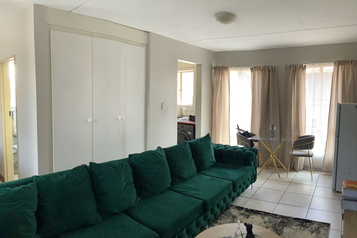 Beautifully curated bachelor pad - Photo 4