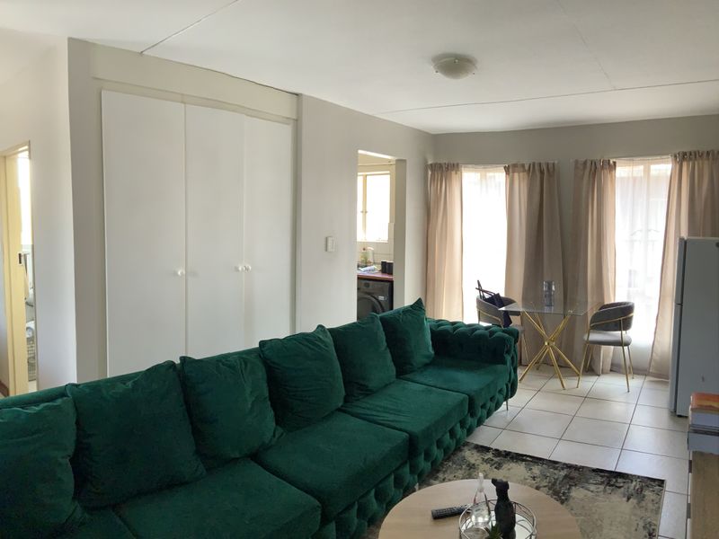 Beautifully curated bachelor pad - Photo 4