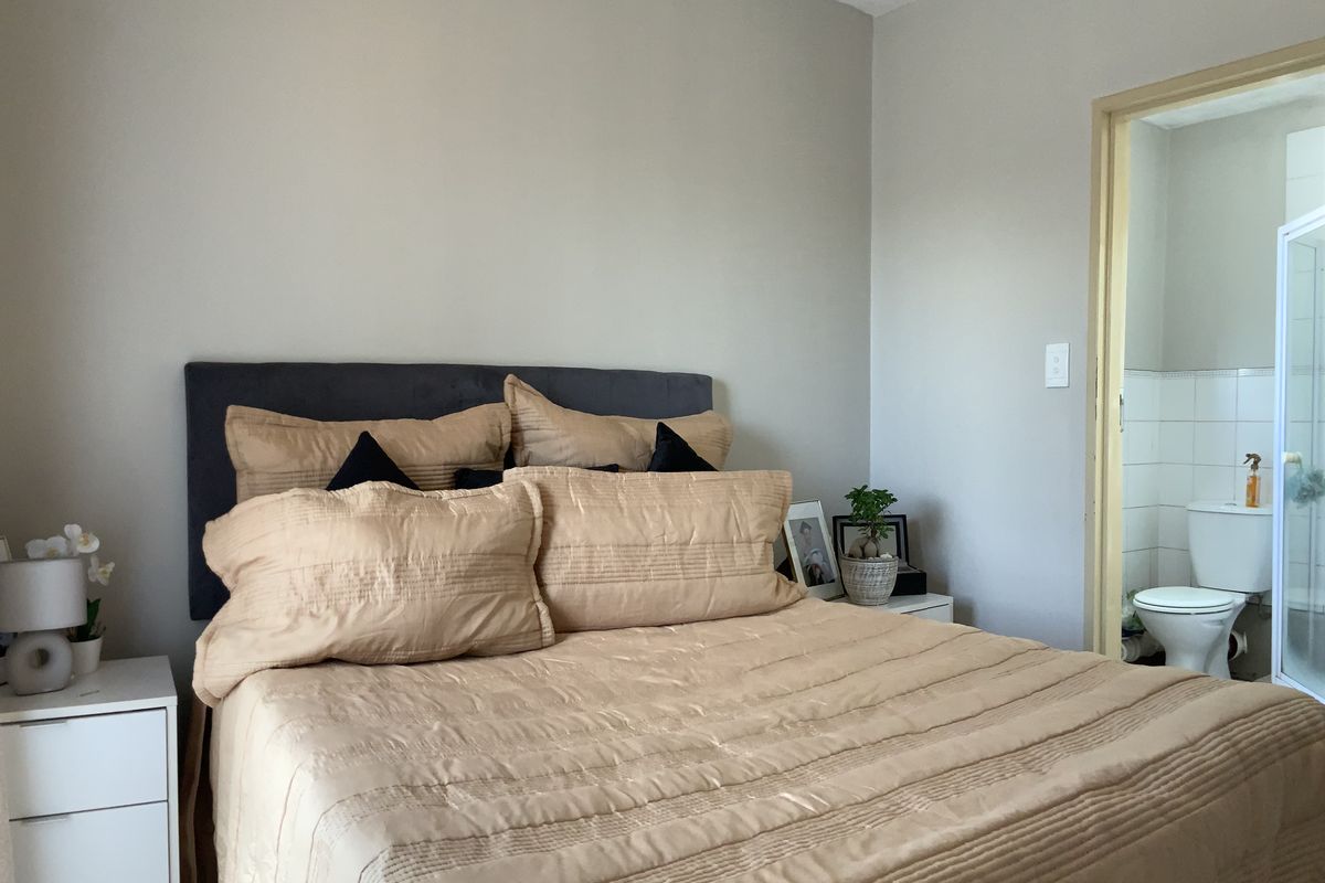 Beautifully curated bachelor pad - Photo 5