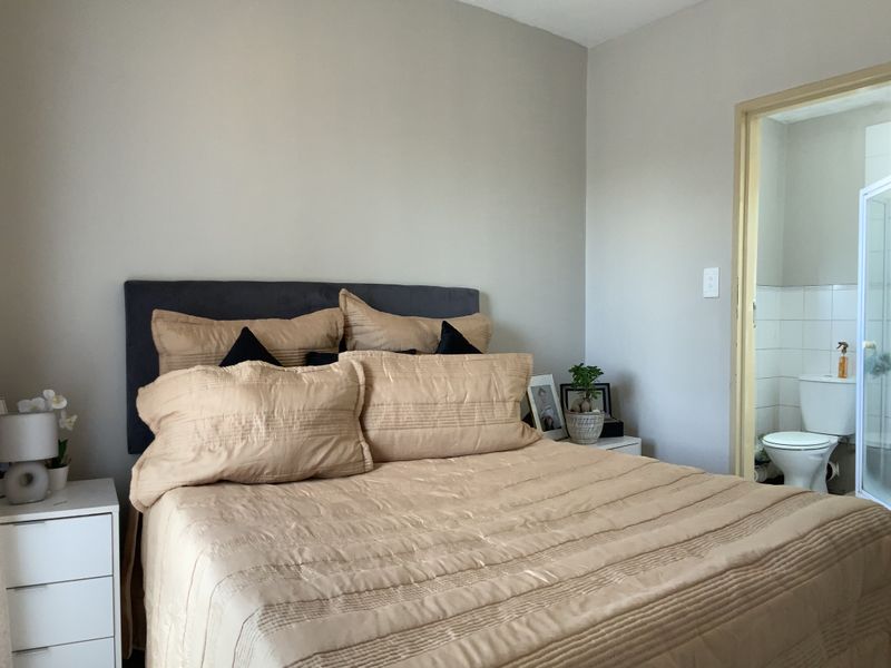 Beautifully curated bachelor pad - Photo 5