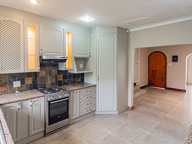 4-Bedroom Home with Pool – Ideal for Families or Swim School Operators - Photo 9