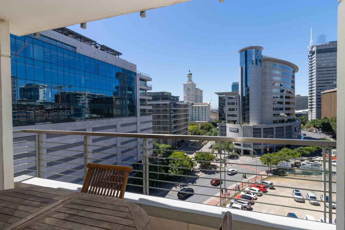 Prime Investment in Cape Town’s Iconic Address - Photo 4