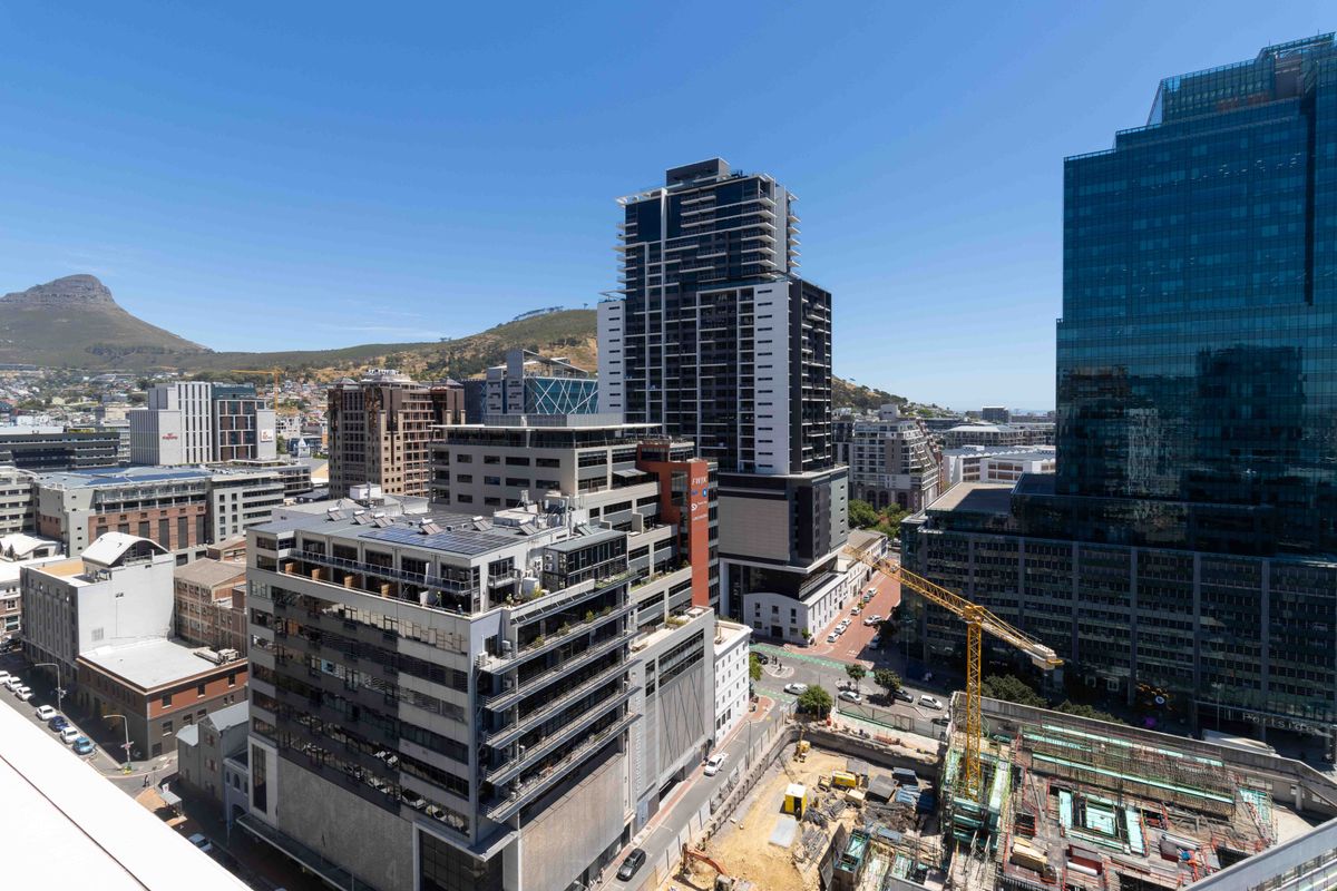 Luxury Living in the Heart of the City - Photo 2