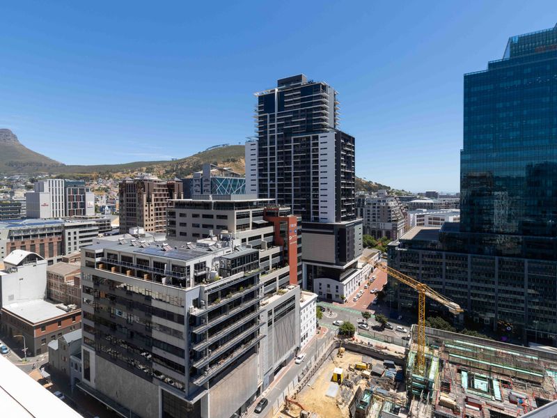 Luxury Living in the Heart of the City - Photo 2