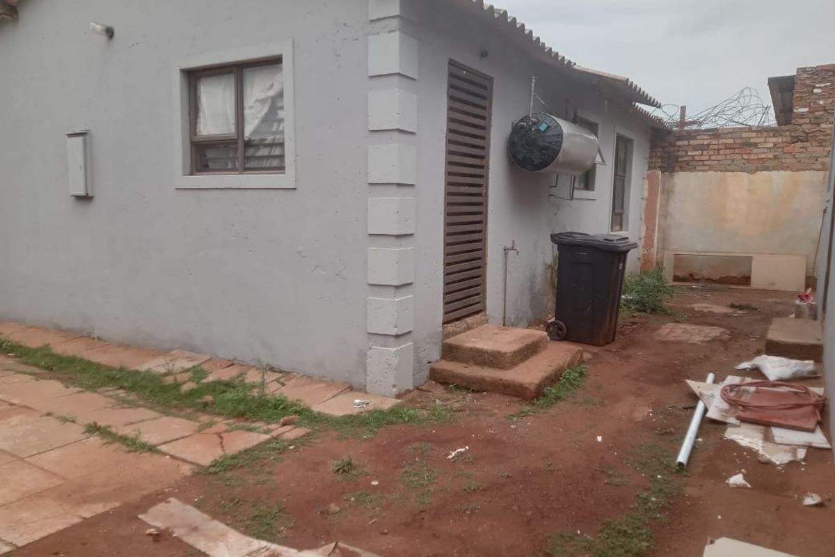 Spacious & Versatile Family Home with Income Potential in Extension 10 - Photo 2