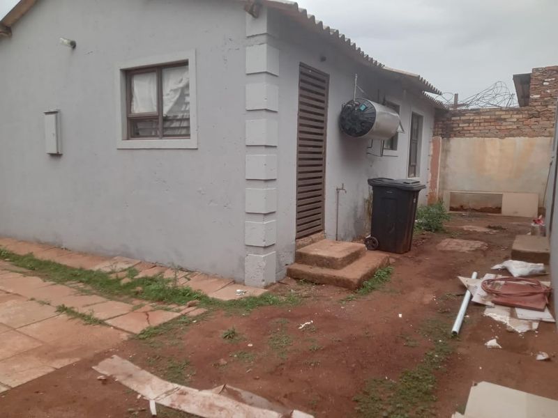 Spacious & Versatile Family Home with Income Potential in Extension 10 - Photo 2