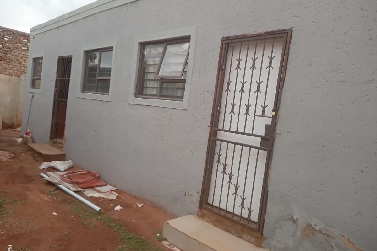 Spacious & Versatile Family Home with Income Potential in Extension 10 - Photo 4