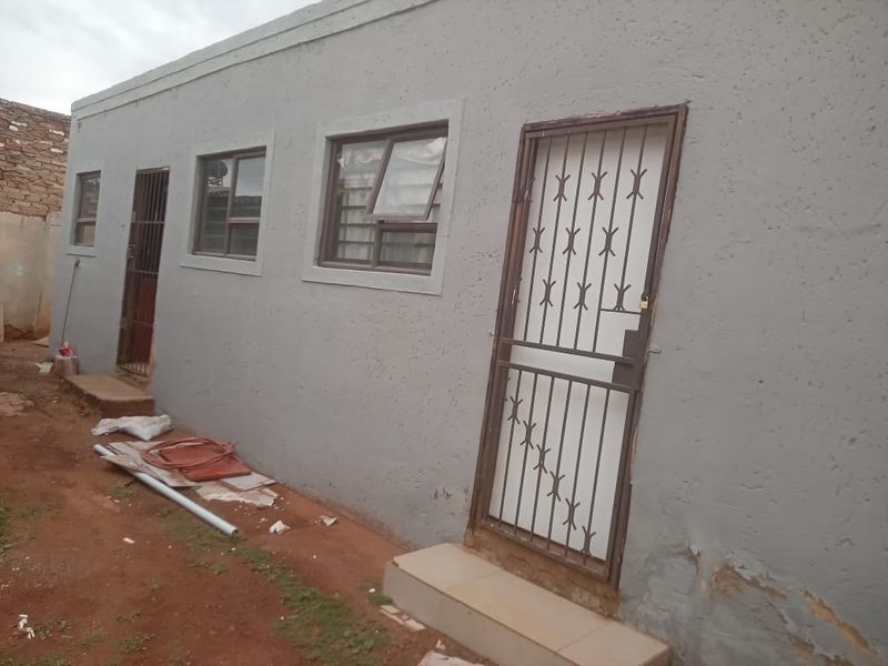 Spacious & Versatile Family Home with Income Potential in Extension 10 - Photo 4