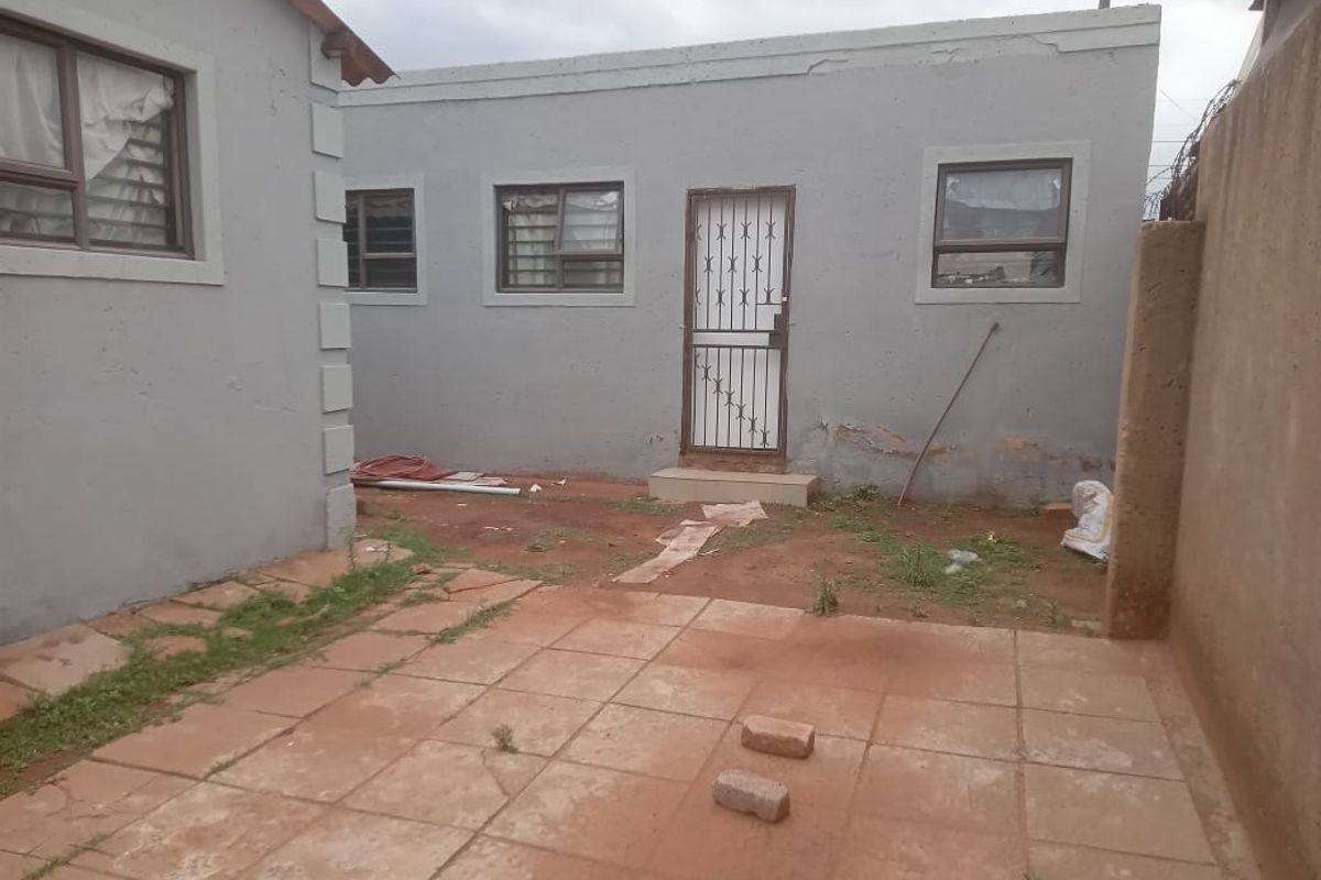 Spacious & Versatile Family Home with Income Potential in Extension 10 - Photo 5