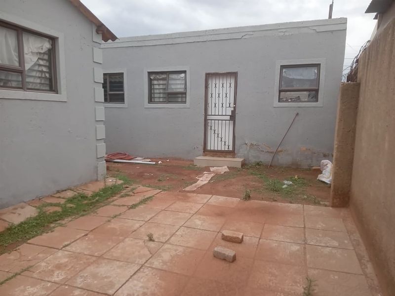 Spacious & Versatile Family Home with Income Potential in Extension 10 - Photo 5