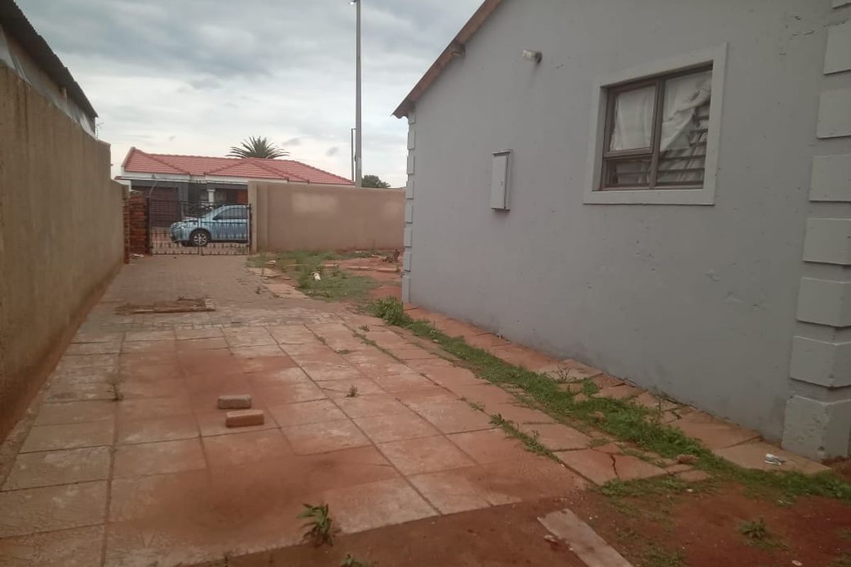 Spacious & Versatile Family Home with Income Potential in Extension 10 - Photo 3