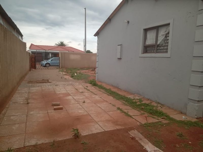 Spacious & Versatile Family Home with Income Potential in Extension 10 - Photo 3