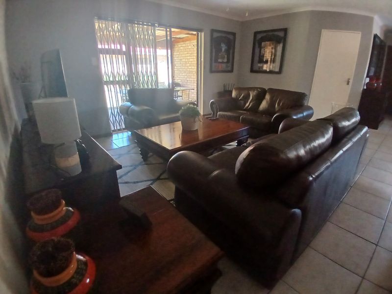 BEVERLEY GROVE 3 BED 2 BATH FREEHOLD HOME IN SECURE ESTATE FOR SALE - Photo 7