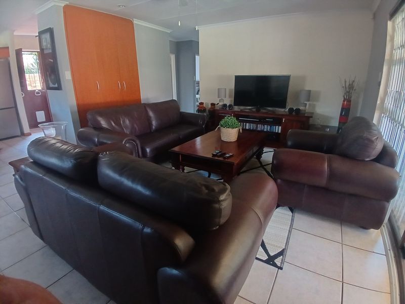 BEVERLEY GROVE 3 BED 2 BATH FREEHOLD HOME IN SECURE ESTATE FOR SALE - Photo 6