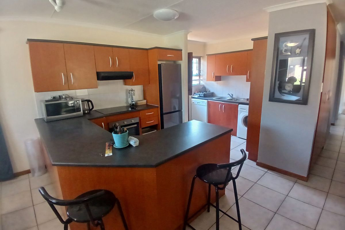 BEVERLEY GROVE 3 BED 2 BATH FREEHOLD HOME IN SECURE ESTATE FOR SALE - Photo 5