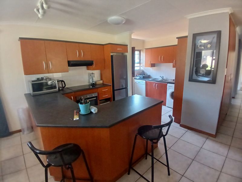 BEVERLEY GROVE 3 BED 2 BATH FREEHOLD HOME IN SECURE ESTATE FOR SALE - Photo 5