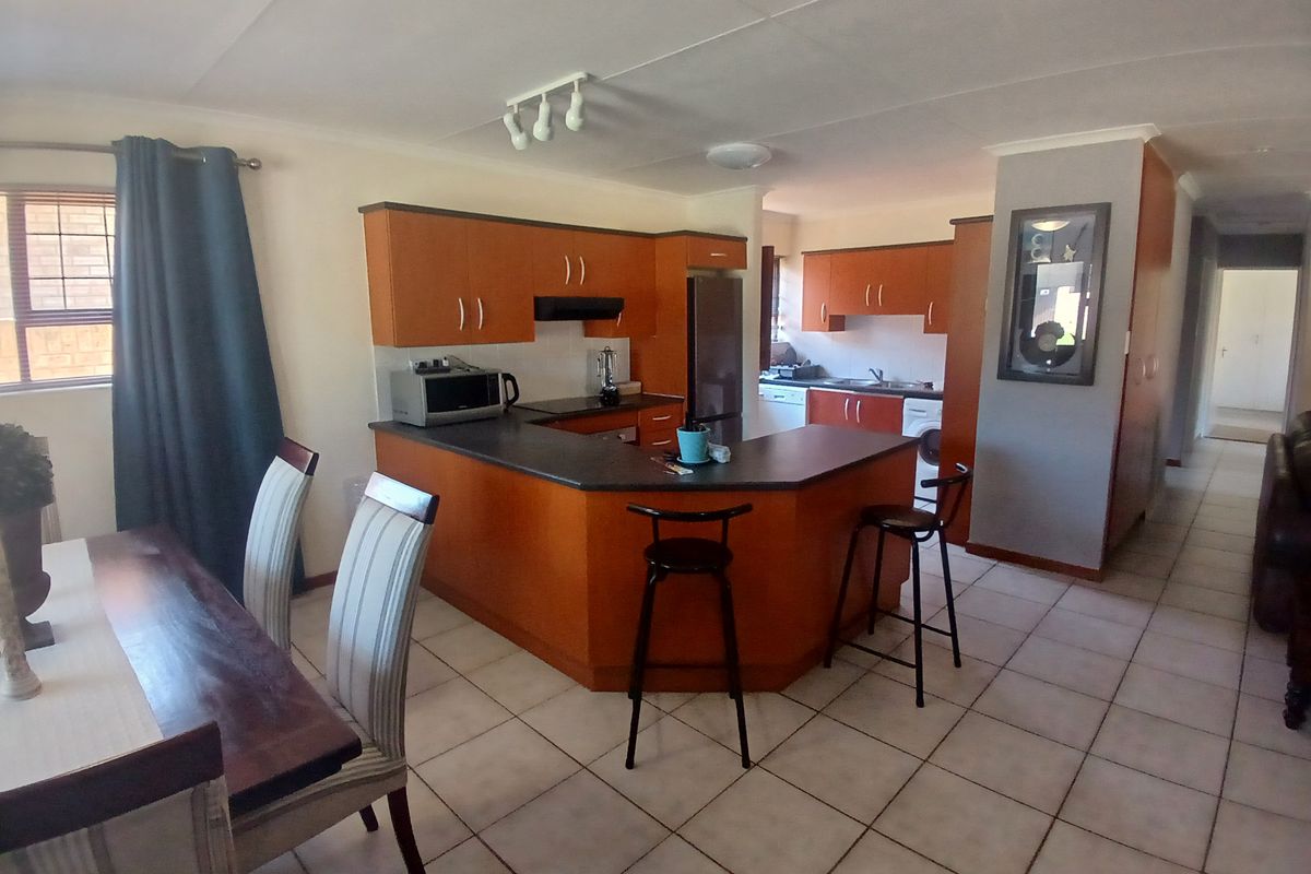 BEVERLEY GROVE 3 BED 2 BATH FREEHOLD HOME IN SECURE ESTATE FOR SALE - Photo 4