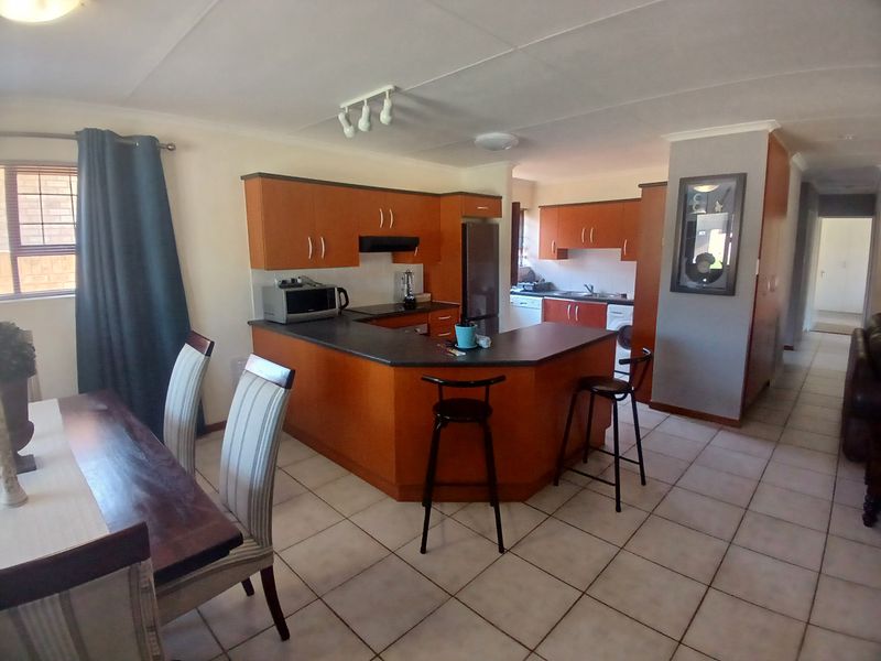 BEVERLEY GROVE 3 BED 2 BATH FREEHOLD HOME IN SECURE ESTATE FOR SALE - Photo 4