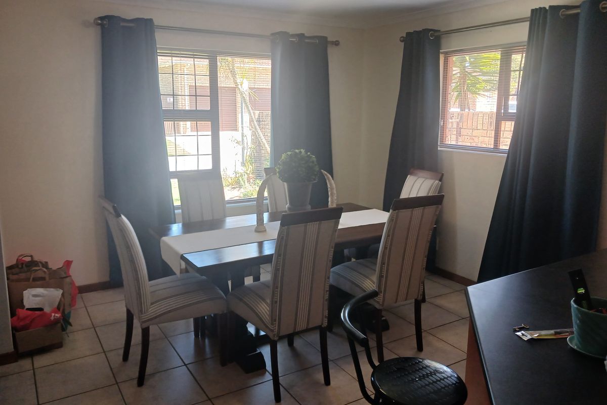 BEVERLEY GROVE 3 BED 2 BATH FREEHOLD HOME IN SECURE ESTATE FOR SALE - Photo 3