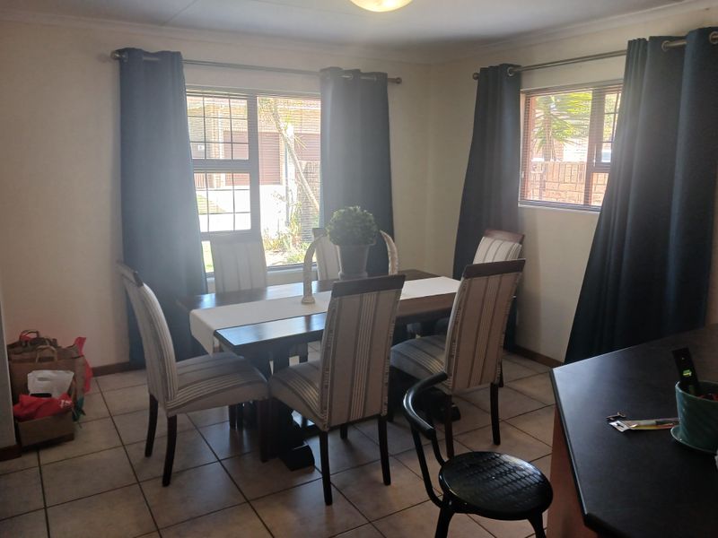 BEVERLEY GROVE 3 BED 2 BATH FREEHOLD HOME IN SECURE ESTATE FOR SALE - Photo 3