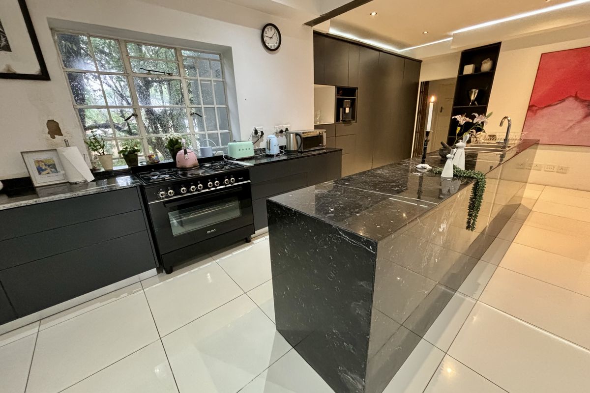 3 Bedroom, 4 Bathroom Home for rental in Parktown Johannesburg - Photo 4