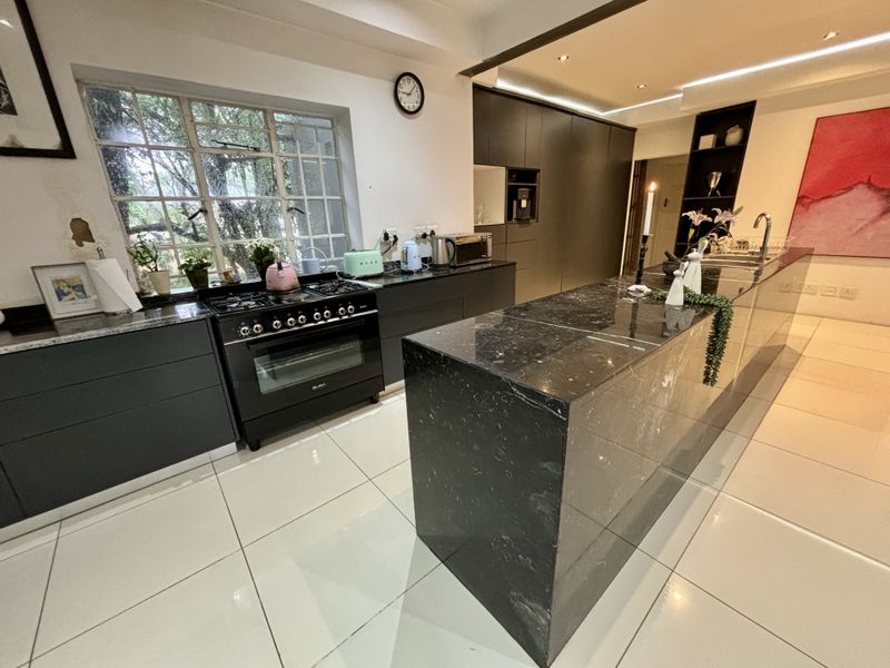 3 Bedroom, 4 Bathroom Home for rental in Parktown Johannesburg - Photo 4