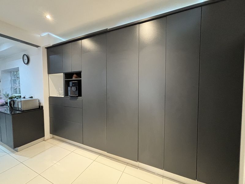 3 Bedroom, 4 Bathroom Home for rental in Parktown Johannesburg - Photo 9