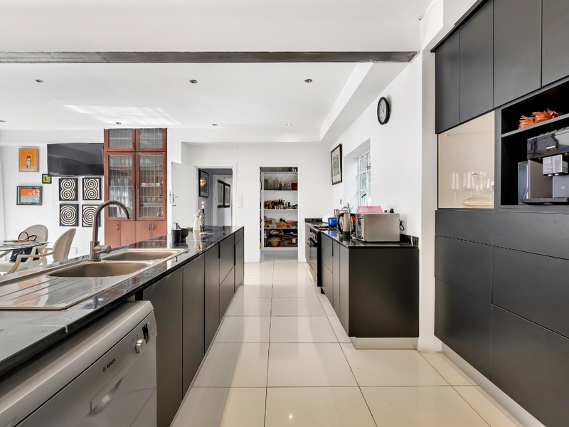 3 Bedroom, 4 Bathroom Home for rental in Parktown Johannesburg - Photo 8