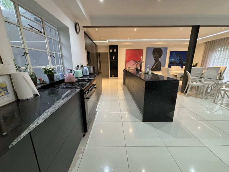 3 Bedroom, 4 Bathroom Home for rental in Parktown Johannesburg - Photo 6