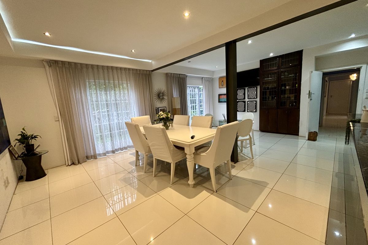 3 Bedroom, 4 Bathroom Home for rental in Parktown Johannesburg - Photo 5