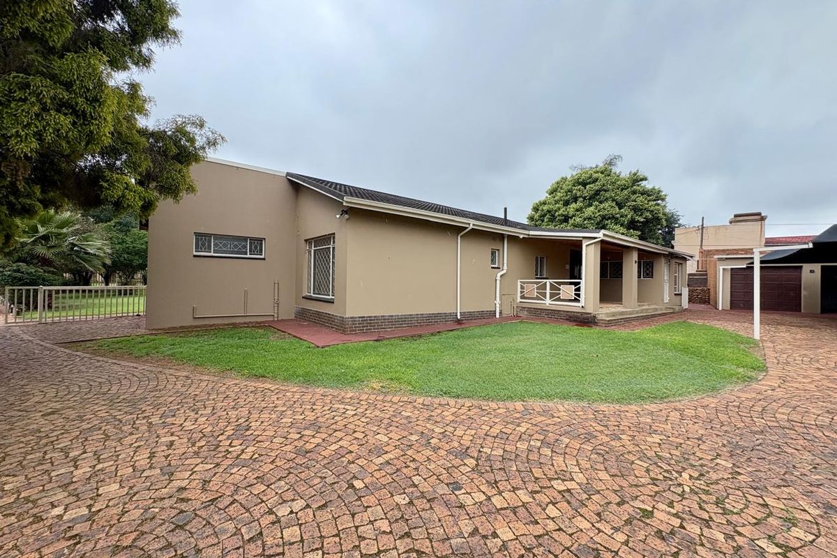 Stunning 3-Bedroom Family Home for Sale in Sonneveld Estate - Photo 3